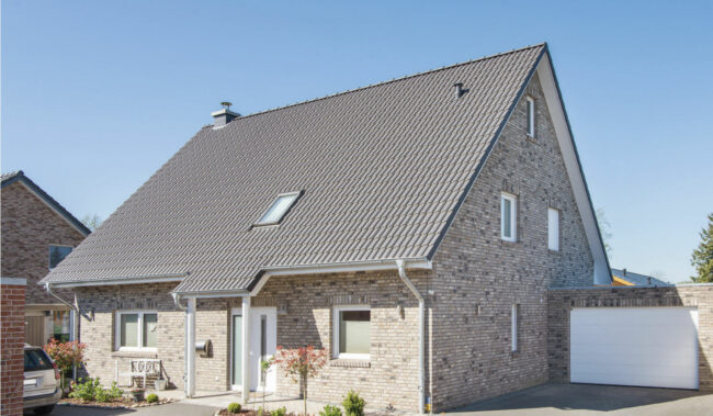 Haus-Fleckeby-Satteldachhaus mit hellgrauem Klinkersteinen