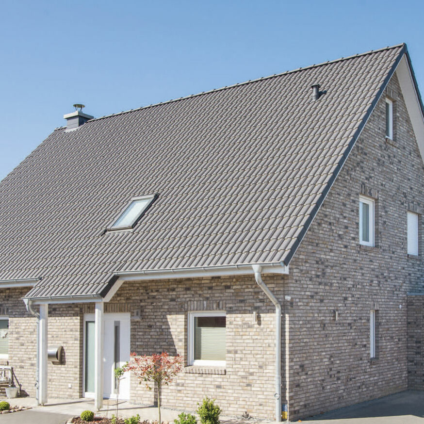 Haus-Fleckeby-Satteldachhaus mit hellgrauem Klinkersteinen
