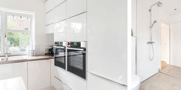 Haus-Fleckeby-Innenraum-Ansichten-weiße Hochglanzküche und ein Einblick in das Bad mit Dusche