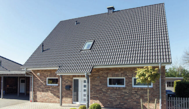 Haus Kosel-Satteldach-bunter Klinker Stein